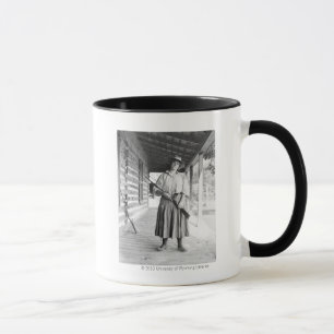 Mug Femme tenant un fusil sur un porche