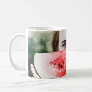 Mug Femme tenant une pastèque tranchée