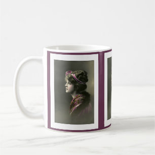 Mug Femme victorienne avec une expression pleine d'esp