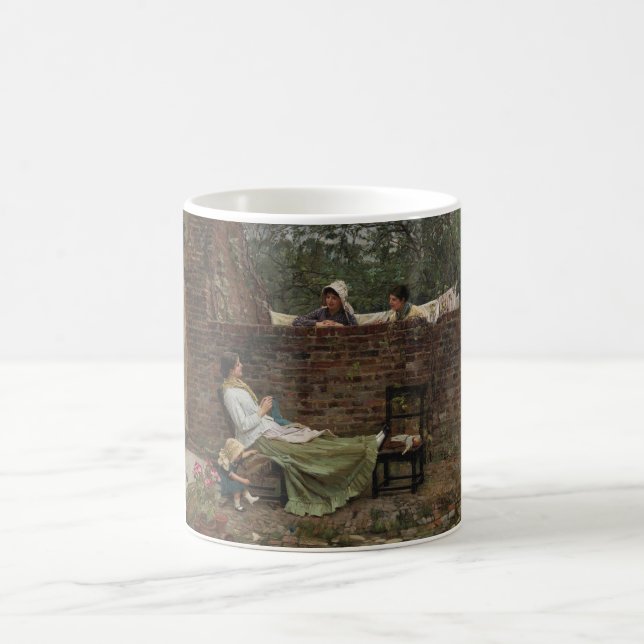 Mug Femmes qui discutent au-dessus du mur du jardin (c (Centre)