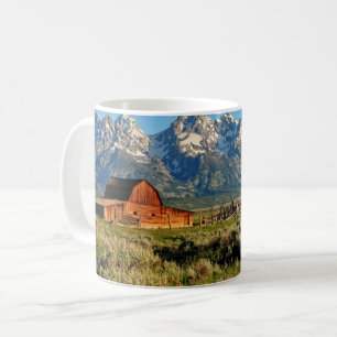 Mug Fermes   Barne ombragée par les montagnes enneigée