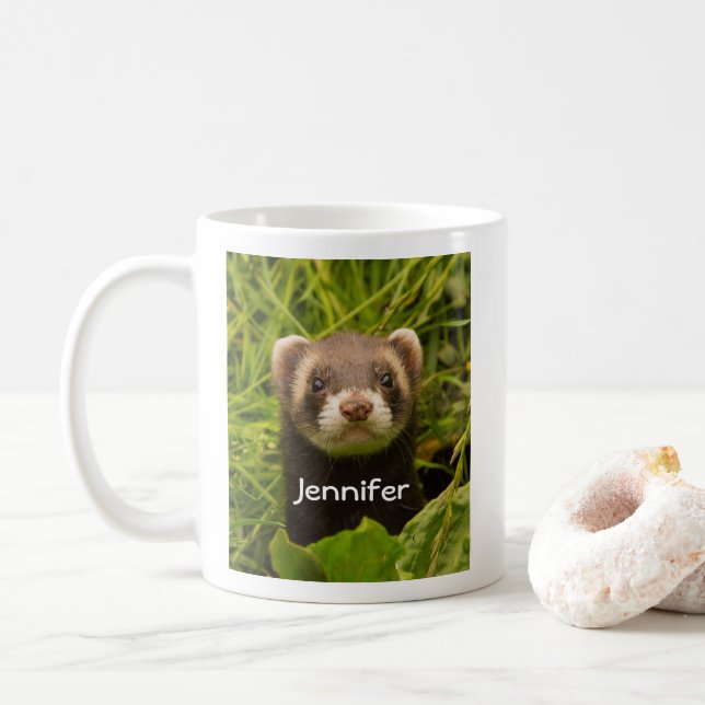 Mug Ferret Brown dans l'herbe (Avec donut)