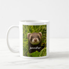Mug Ferret Brown dans l'herbe
