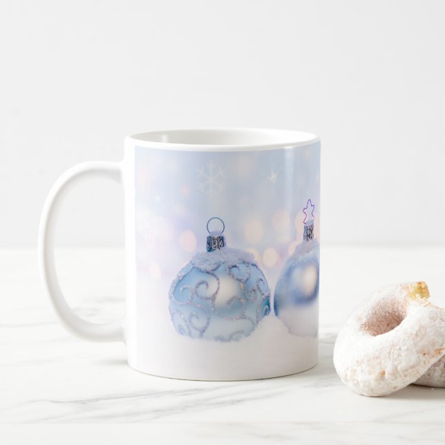Mug Festif boules de Noël en argent sur la neige (Avec donut)
