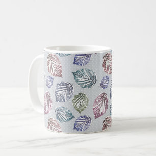 Mug Feuilles d'open work sur un arrière - plan gris cl