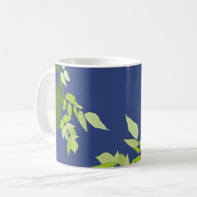 Mug Feuilles lumineux sur le bleu (Devant gauche)