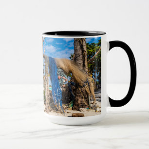 Mug Filets de pêche séchant sur la plage