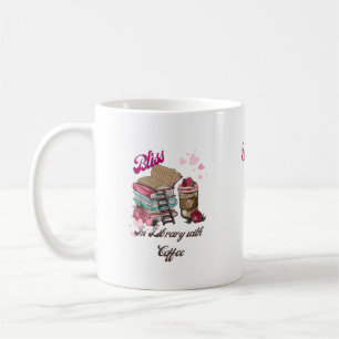 Mug Fille en lisière avec livres et café dans la bibli