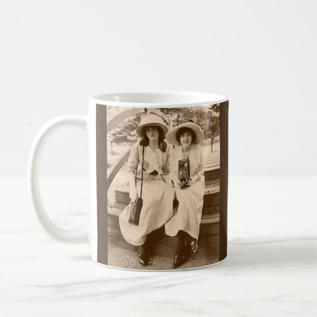 Mug filles de caméra d'environ 1910 (Gauche)