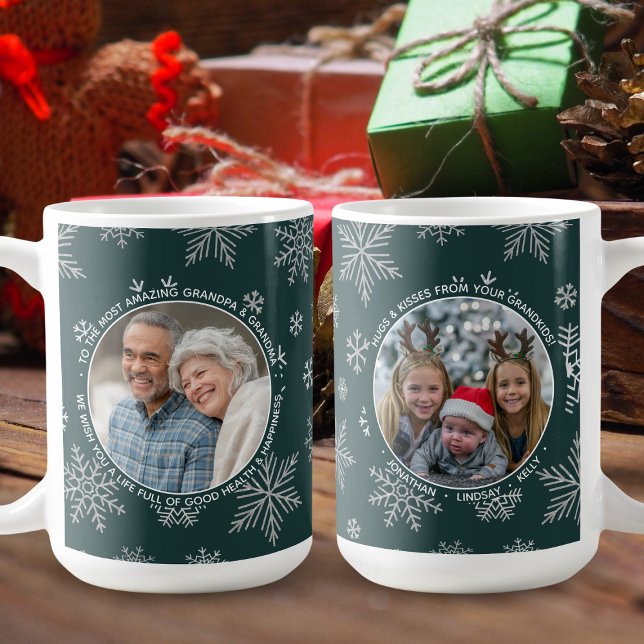 Mug Flammes de neige d'hiver Photo personnalisée Noël (Celebrate the love you share with your grandparents by gifting them this Snowfall Love Mug.)