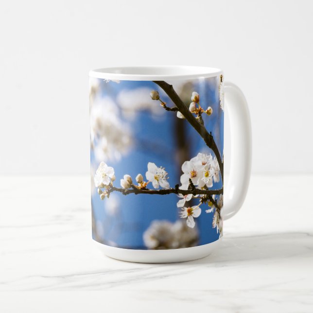 Mug Fleurs blanches devant un ciel blanc (Devant droit)