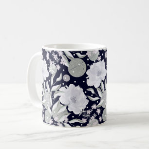 Mug Fleurs de pivoines blanches sur bleu foncé.