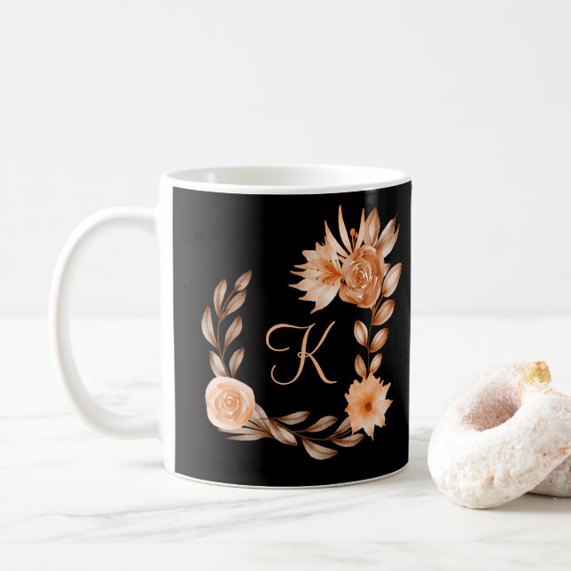 Mug Fleurs noir marron et pêche monogrammées (Avec donut)