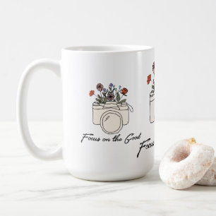 Mug Focus Sur La Bonne Caméra Et Les Fleurs