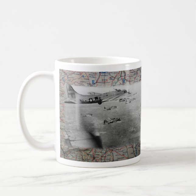 Mug Formation B17 au-dessus de carte de 2ÈME GUERRE (Gauche)