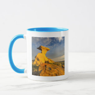 Mug Formation De Badlands Sculptés Dans L'Herbe Court