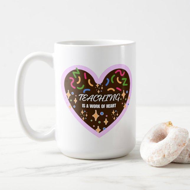Mug Forme cardiaque L'enseignement est une oeuvre de c (Avec donut)