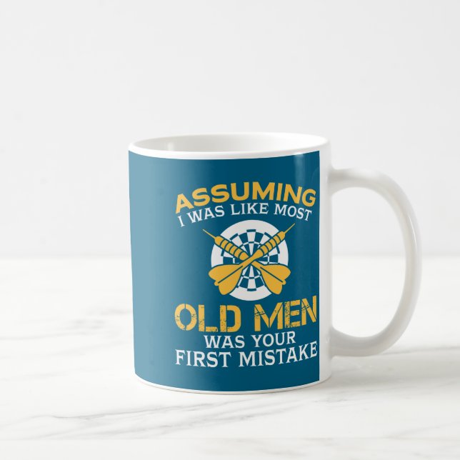 Mug Funny Old Men Who Loves Darting  (Droite)