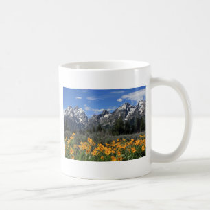 Mug Gamme de Grand Teton couvert de neige avec fleurs