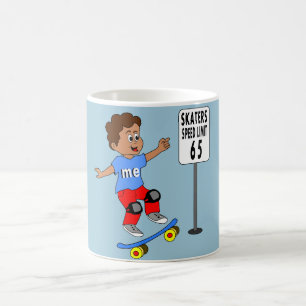 Mug garçon sur la limitation de vitesse de patineur d