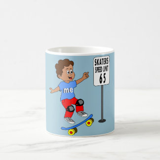 Mug garçon sur la limitation de vitesse de patineur de