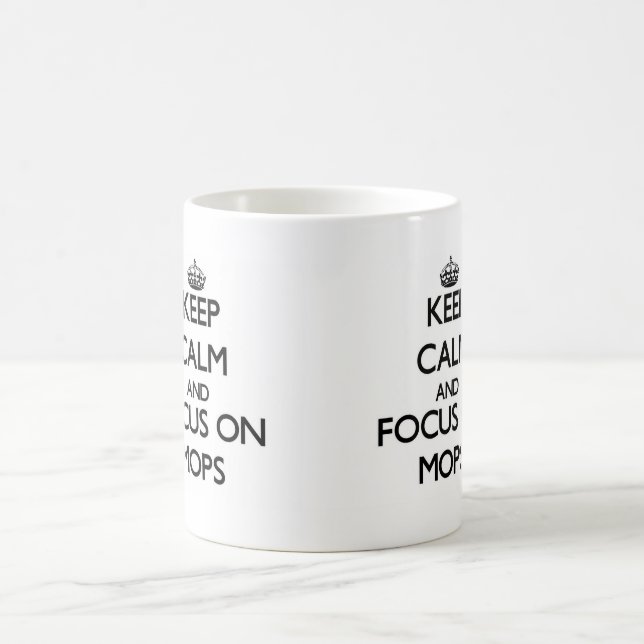 Mug Gardez le calme et le foyer sur des balais (Centre)