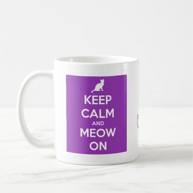 Mug Gardez le calme et le Meow sur le pourpre (Gauche)