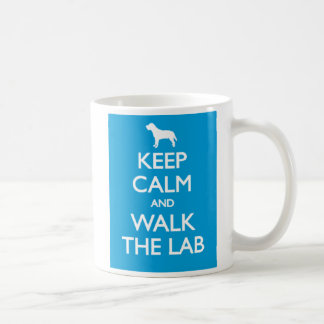 Mug Gardez le calme et marchez le Labrador