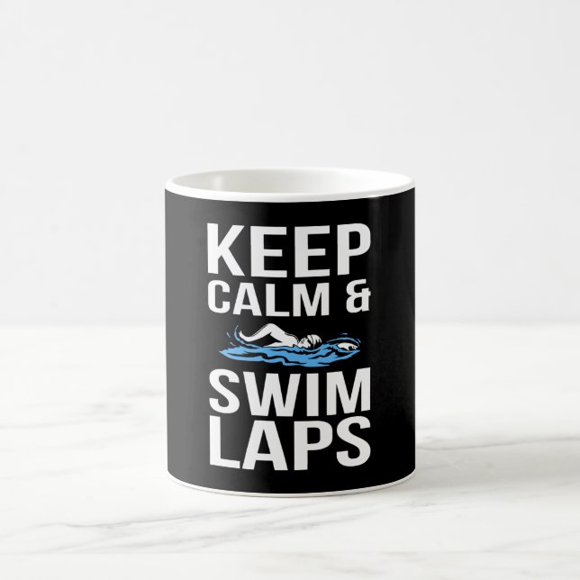 Mug Gardez le calme et nager Laps amusant nager mème (Centre)