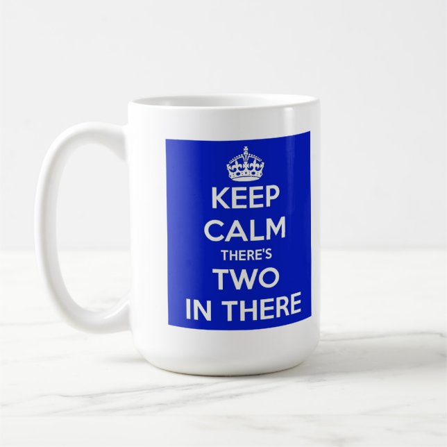 Mug Gardez le calme là est deux dans là attaquent (Gauche)
