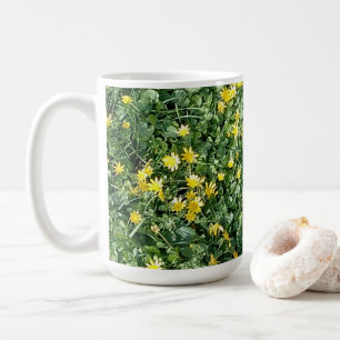 Mug Gelbe Frühlingsblumen auf einer grünen Wiese