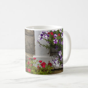 Mug Gîte écossais avec pétunias et rose