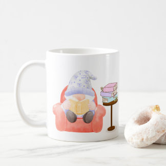 Mug Gnome avec un peu de lecture sur un 