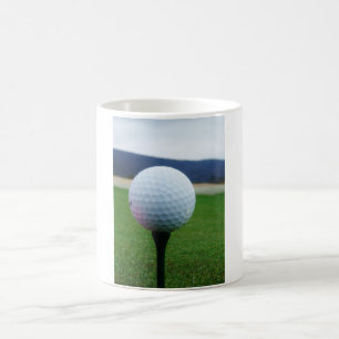 Mug Golf Ball sur un terrain de golf de montagne
