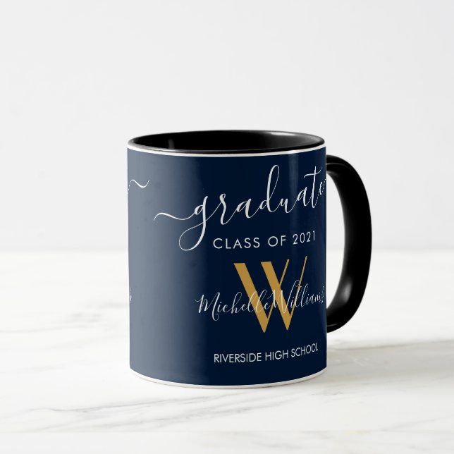 Mug Graduate moderne 2023 Blue Gold Monogramme Nom (Devant droit)
