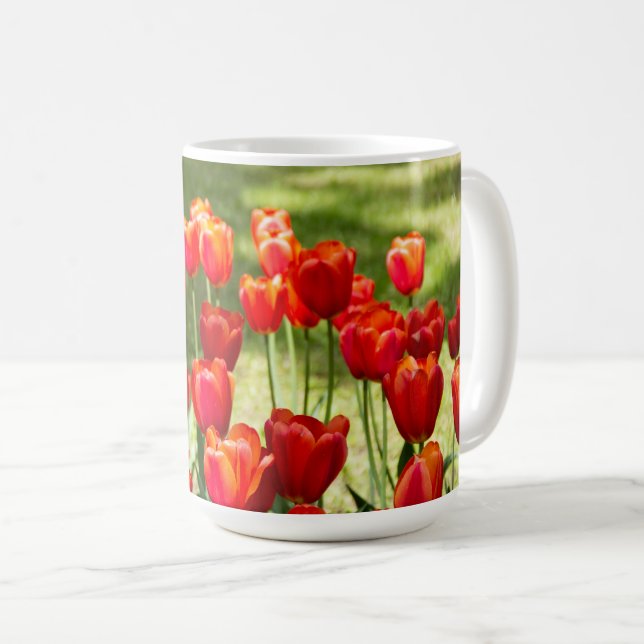 Mug Grand champ de tulipes rouges (Devant droit)