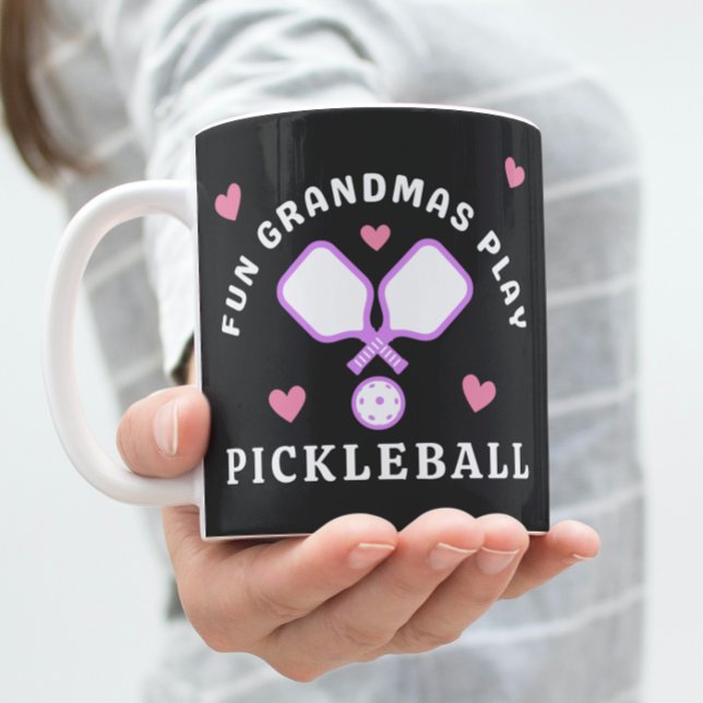 Mug Grandmas amusants Jouer Pickleball (Créateur téléchargé)