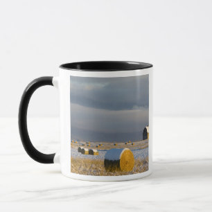 Mug Grange rustique et balles de foin après une neige