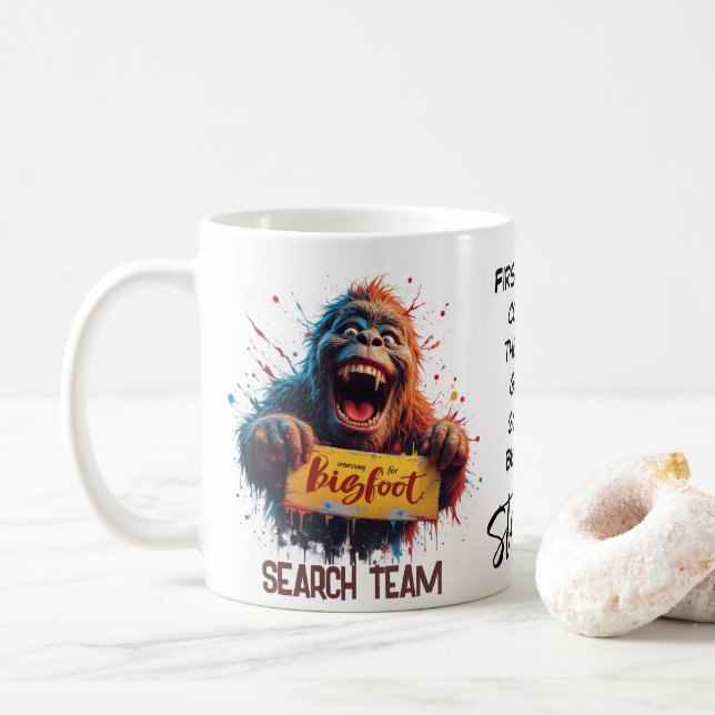 Mug Happy Bigfoot Sasquatch Mugshot Search Team (Avec donut)