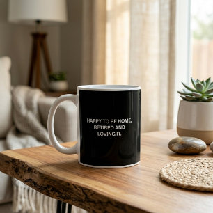 Mug Heureux d'être à la maison Retraité et l'adorant P