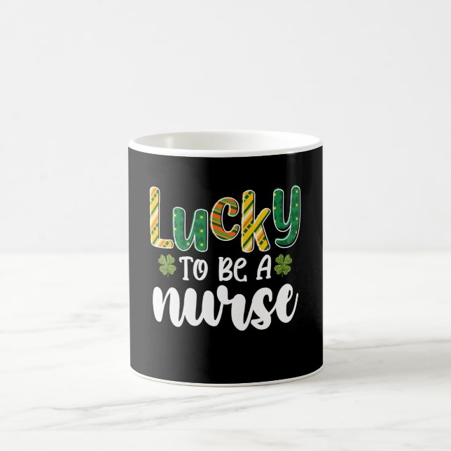 Mug Heureux d'être infirmière St Patrick's Day (Centre)