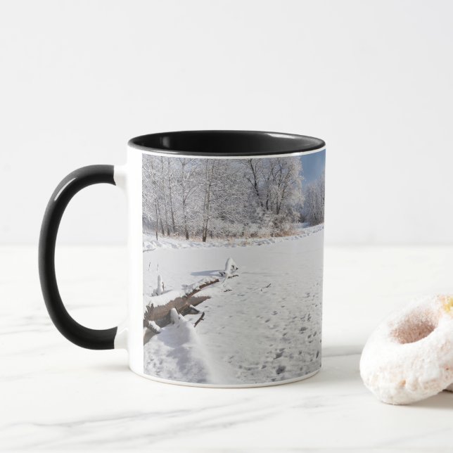 Mug hiver pittoresque le long de l'étang et des forêts (Avec donut)