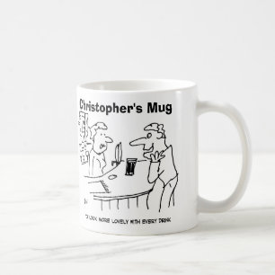 Mug Homme essaie de flatter la serveuse de bar. Ajoute