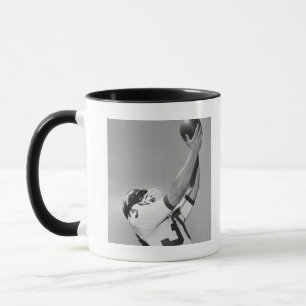 Mug Homme jouant au football