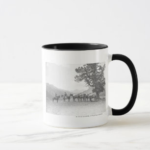 Mug Hommes avec chevaux de bât regardant au-dessus
