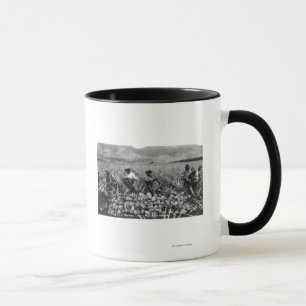 Mug Hommes noirs cueillant l'ananas à la récolte -