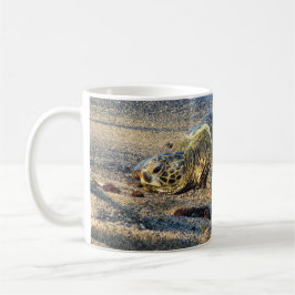 Mug Honu se reposant sur le sable