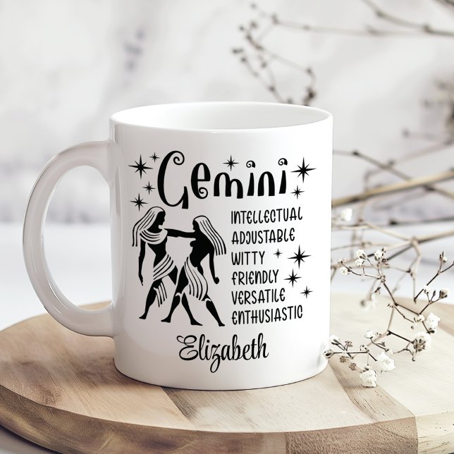 Mug Horoscope Zodiac Gemini Nom personnalisé (Gemini Zodiac Horoscope Custom Name Coffee Mug on a sunny boho wooden kitchen table with tiny flower)
