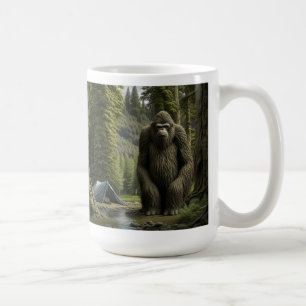 Mug Huge Bigfoot assis dans les bois