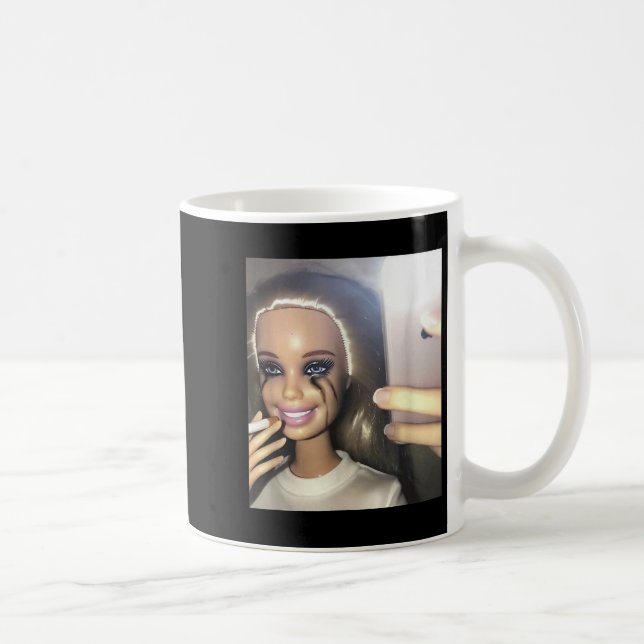 Mug Humour foncé Poupée Fumer Selfie Parodie (Droite)
